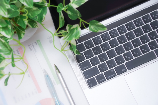 ノートPCと観葉植物