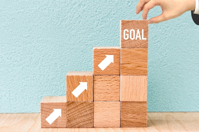 階段上に積まれた木のブロック